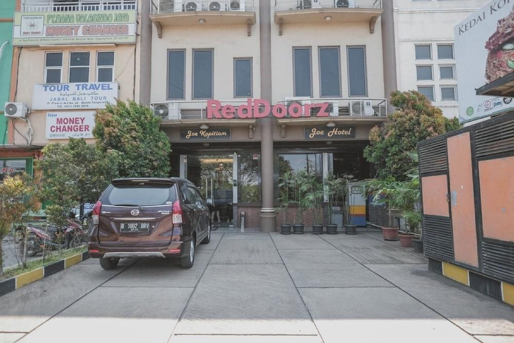 红多兹Plus酒店-近苏加诺哈达机场2号 当格浪 外观 照片